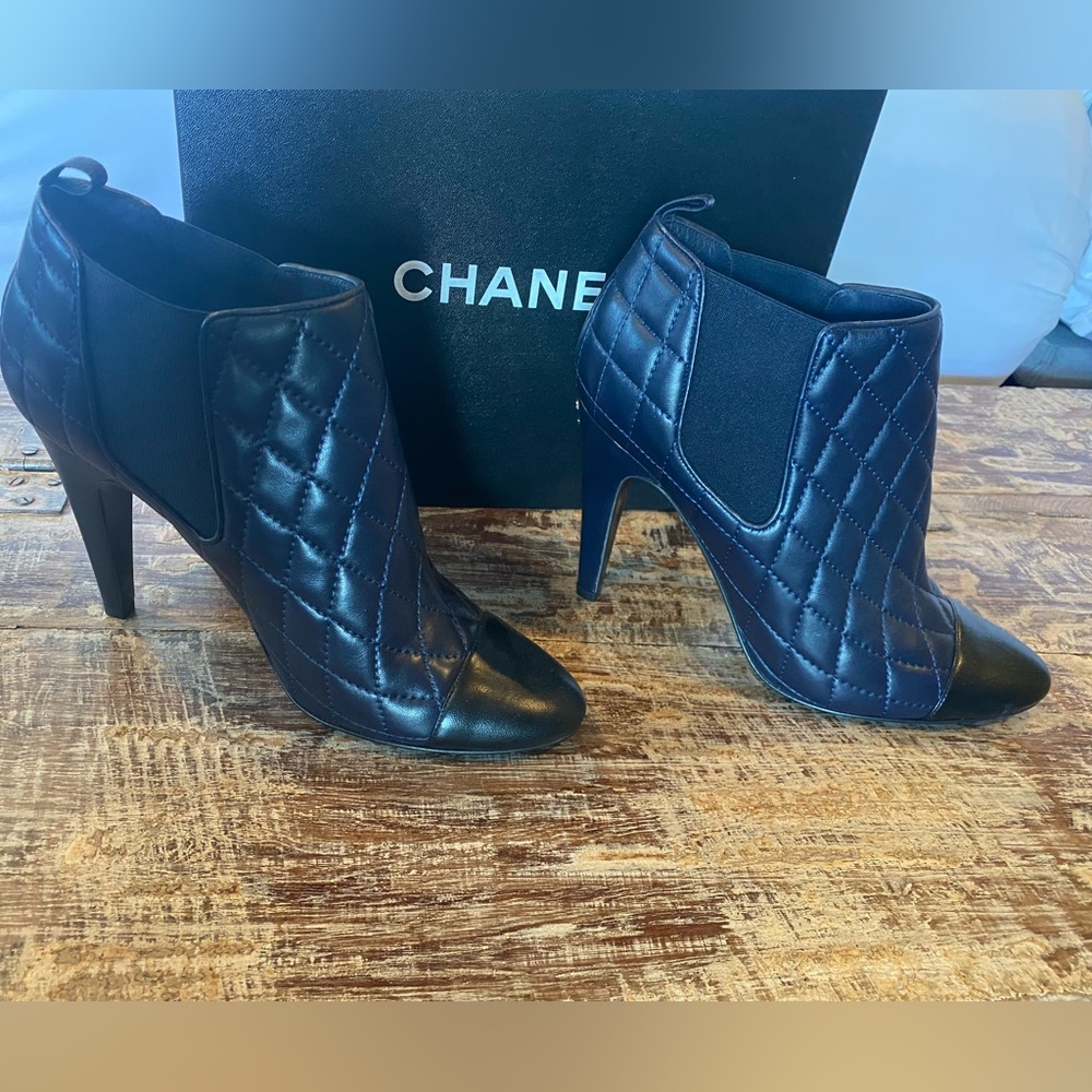 Chanel Interlocking CC logo Chelsea Boots Navy sz 41 NIB